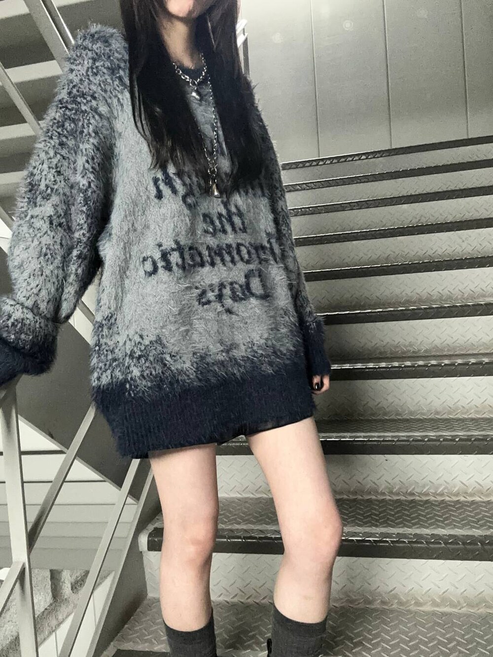 ブラック系のブーツ、ブルー系のニット/セーター、ブラック系のその他パンツを着用したレディースの秋コーディネートの2枚目の写真