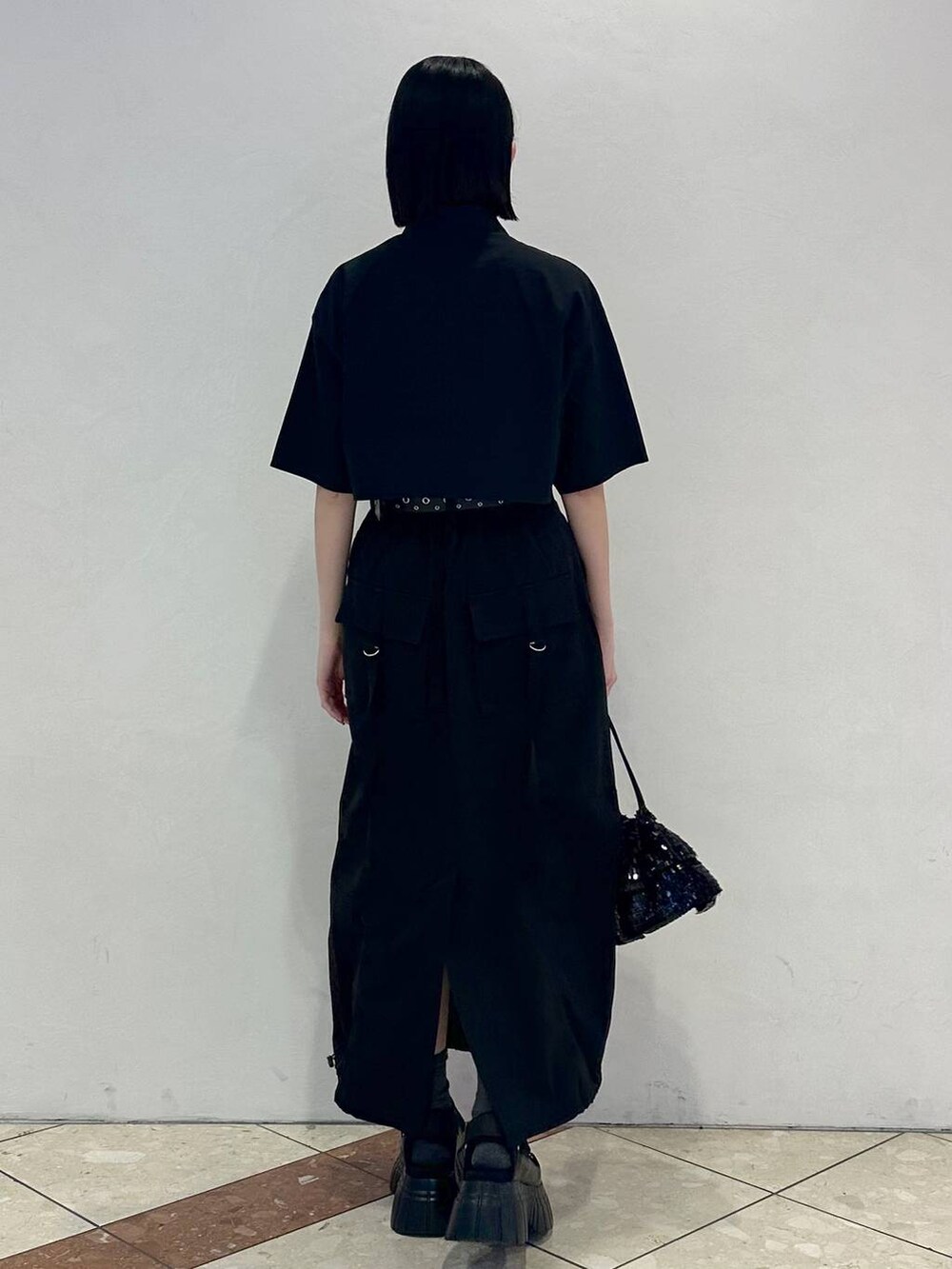 ブラック系のスニーカー、ブラック系のシャツ/ブラウス、ブラック系のショルダーバッグを着用したレディースの春コーディネートの4枚目の写真