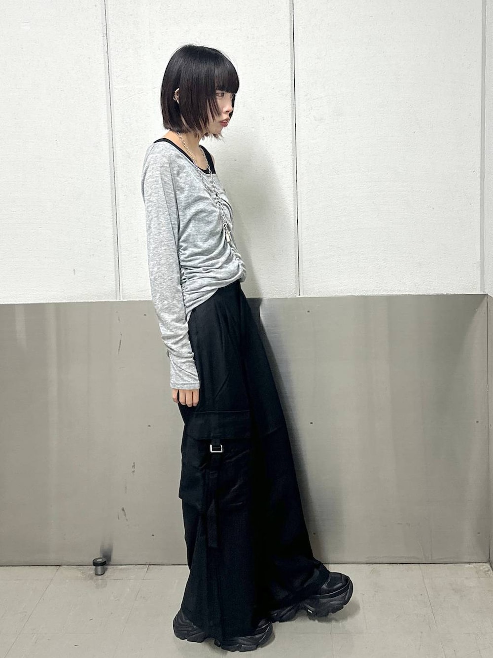 「韓国系、ストリート、女子ウケ、ワントーン、PAGEBOY、PBLIM、骨格ナチュラル_PAGEBOY、ブルベ夏_PAGEBOY、韓国ファッション、ブラックコーデ、新作、人気アイテムをチェック！、パンツ、秋コーデ、秋冬新作」｜「PAGEBOYのプラットチャンキースニーカー（スニーカー、ブラック系）」を使った、ｼﾐさん（レディース・161cm）の秋コーディネートの3枚目の写真