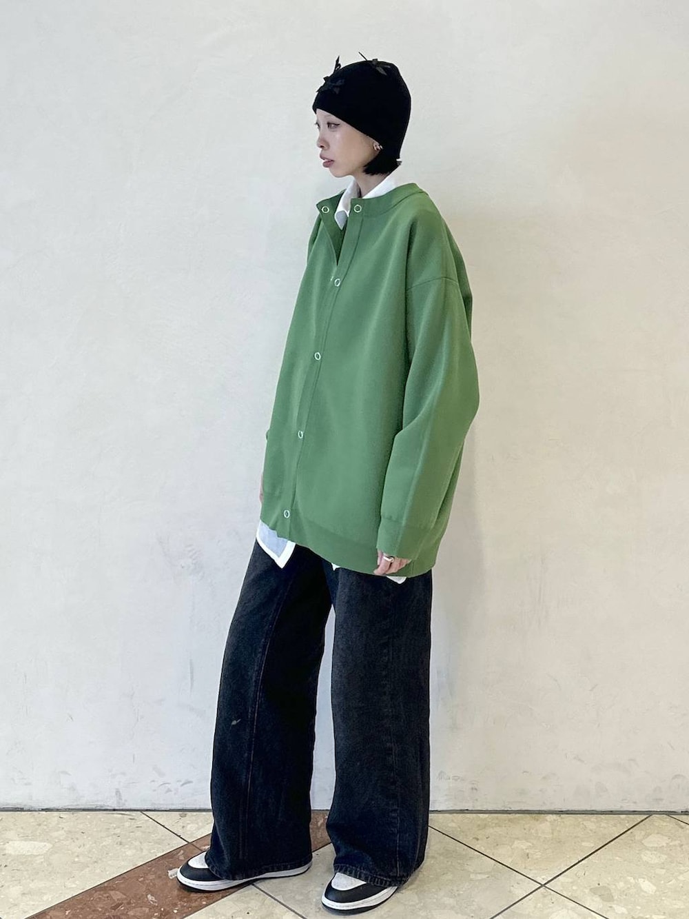 ブラック系のスラックス、ホワイト系のシャツ/ブラウス、グリーン系のカーディガン/ボレロを着用したレディースの春コーディネートの3枚目の写真