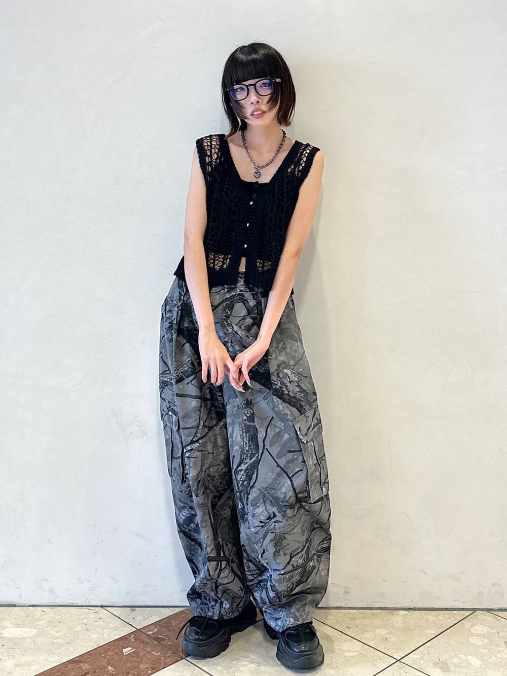 ブラック系のスニーカー、グレー系のカーゴパンツ、ブラック系のTシャツ/カットソーを着用したレディースの夏コーディネートの2枚目の写真