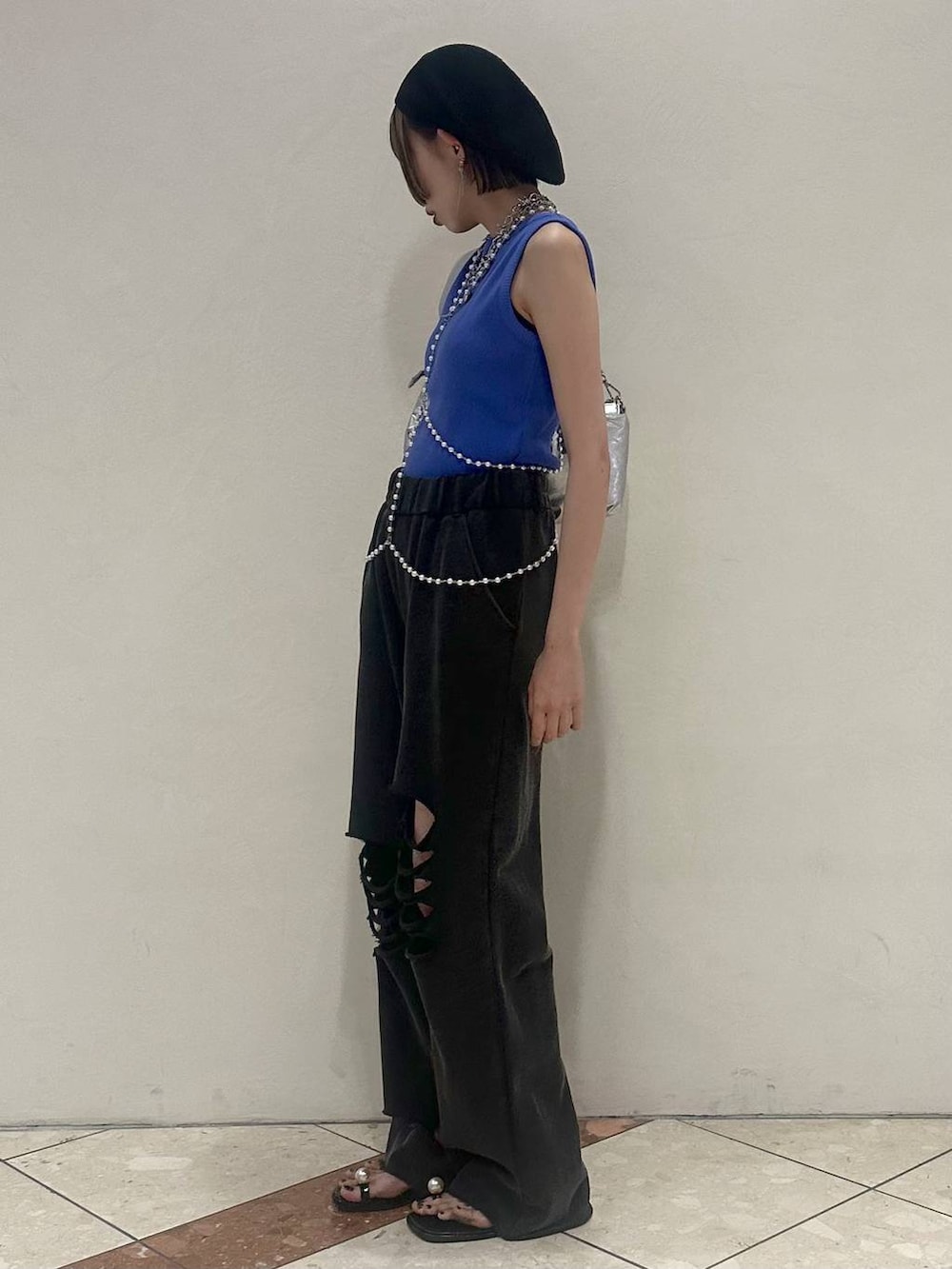 ブルー系のタンクトップ、シルバー系のショルダーバッグ、ブラック系のその他パンツを着用したレディースの夏コーディネートの3枚目の写真