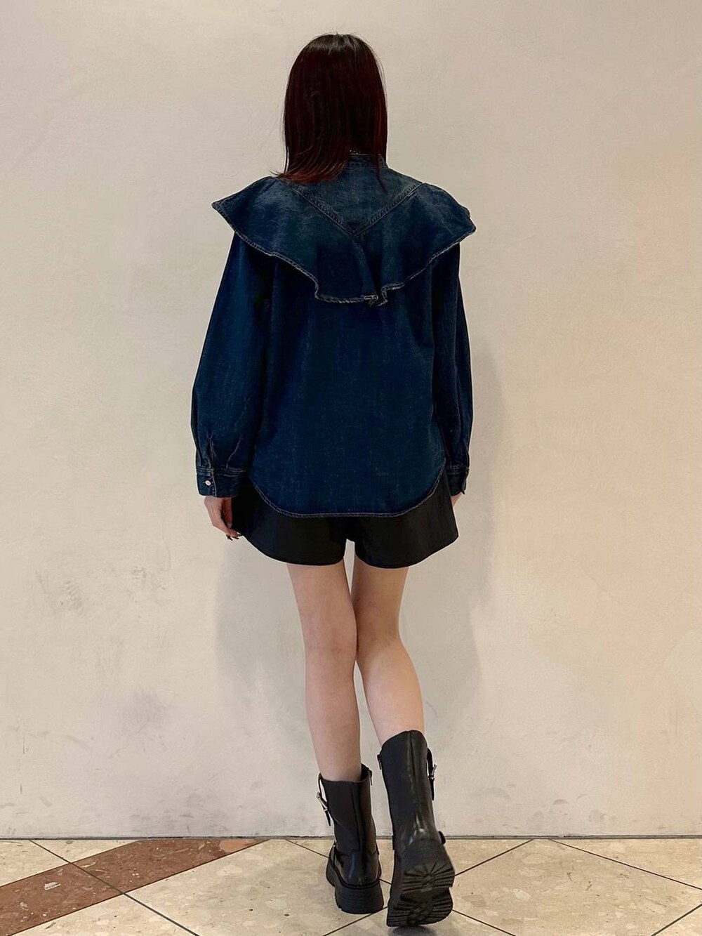 ブルー系のシャツ/ブラウス、ブラック系のブーツ、ブラック系のその他パンツを着用したレディースの冬コーディネートの4枚目の写真