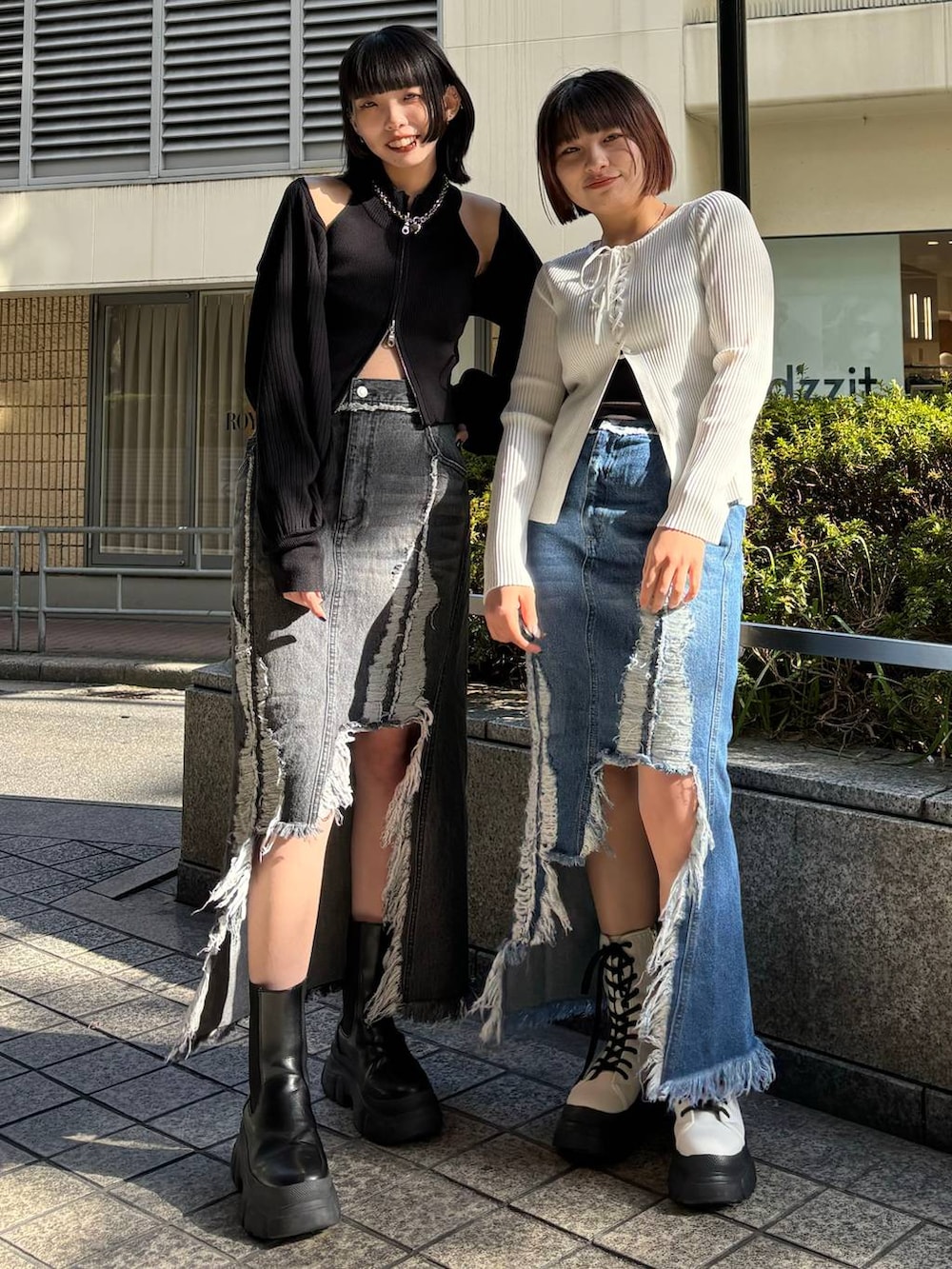 ホワイト系のニット/セーター、ブラック系のブーツ、ホワイト系のブーツを着用したレディースの春コーディネートの2枚目の写真