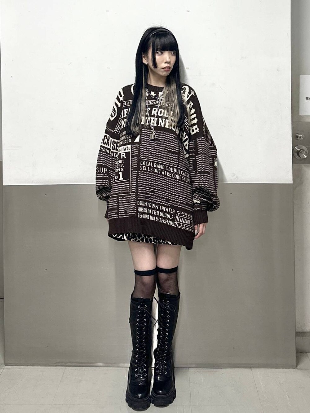 ブラウン系のスカート、ブラウン系のニット/セーター、ブラック系のネックレスを着用したレディースの冬コーディネートの2枚目の写真