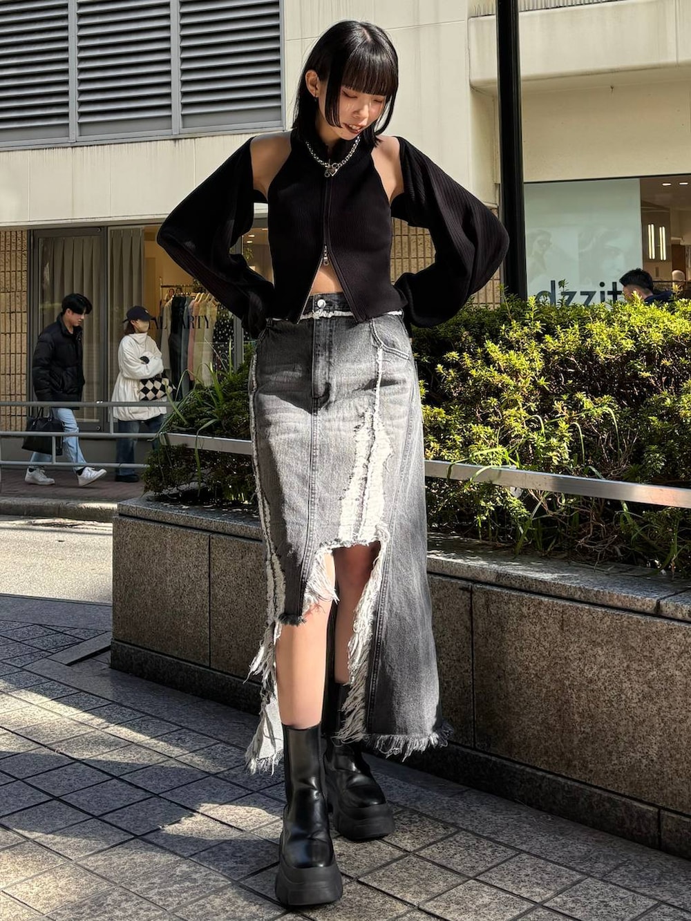 ホワイト系のニット/セーター、ブラック系のブーツ、ホワイト系のブーツを着用したレディースの春コーディネートの4枚目の写真