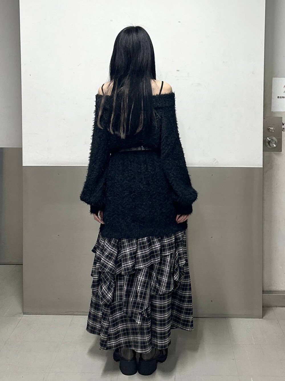 その他のブーツ、ブラック系のスカート、ブラック系のワンピースを着用したレディースの冬コーディネートの4枚目の写真