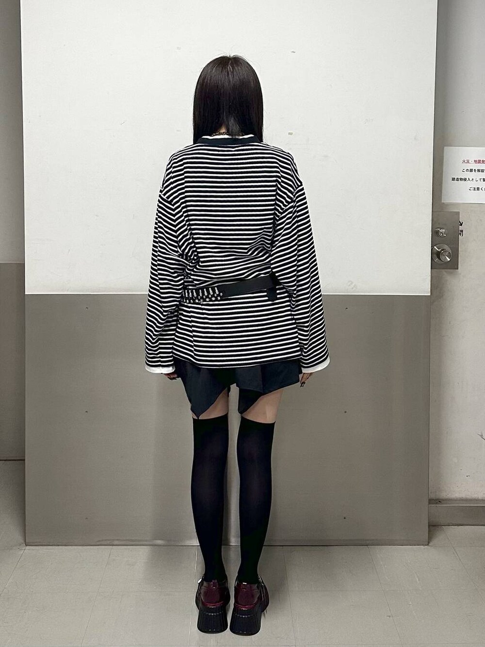 レッド系のドレスシューズ、ブラック系のTシャツ/カットソー、ブラック系のスカートを着用したレディースの秋コーディネートの4枚目の写真