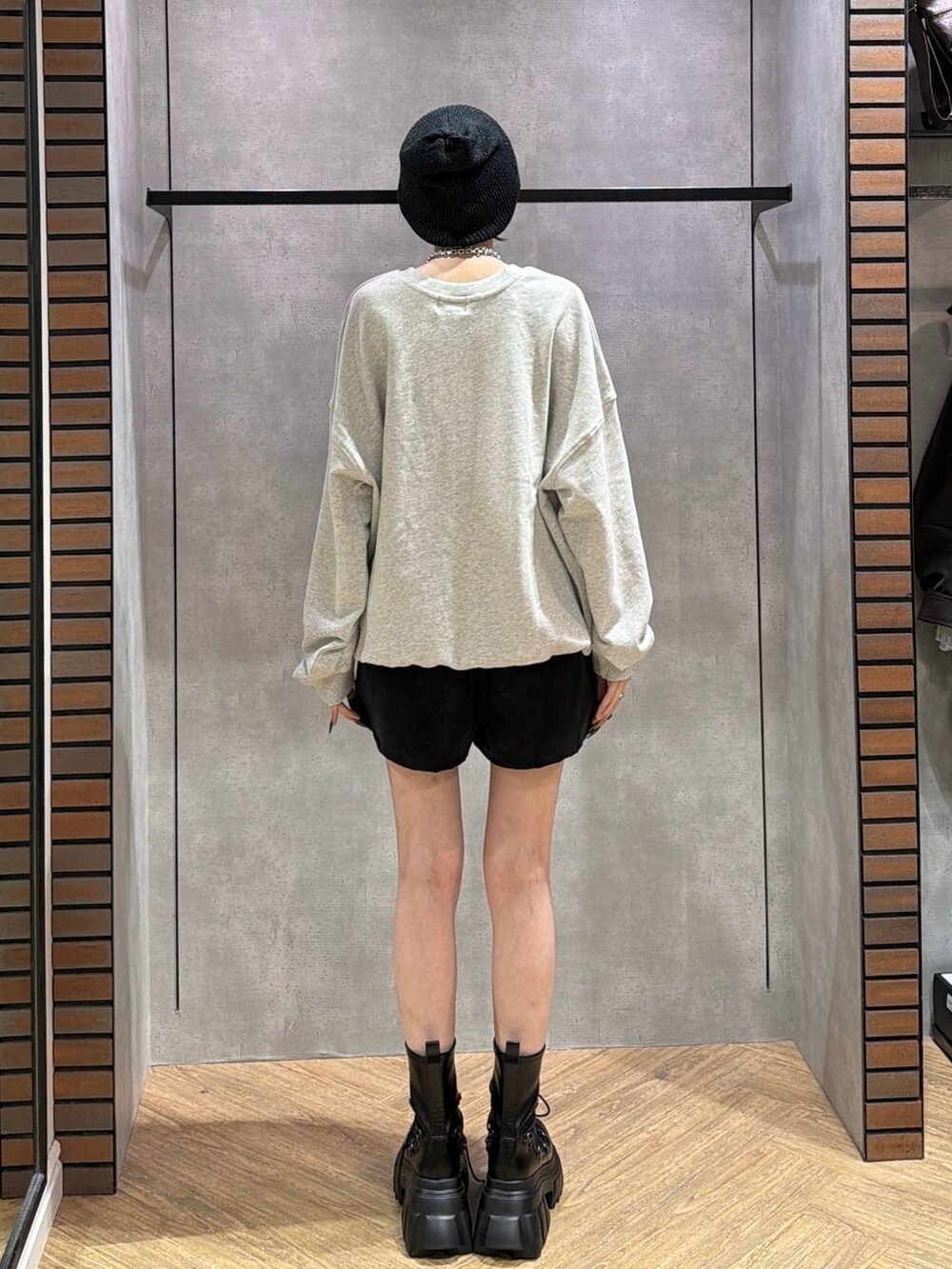 ブラック系のブーツ、ブラック系のその他パンツ、グレー系のスウェットを着用したレディースの秋コーディネートの4枚目の写真