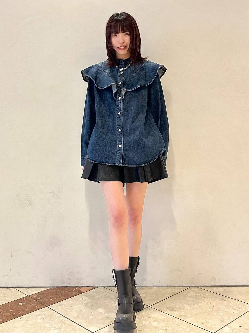 ブルー系のシャツ/ブラウス、ブラック系のブーツ、ブラック系のその他パンツを着用したレディースの冬コーディネートの2枚目の写真