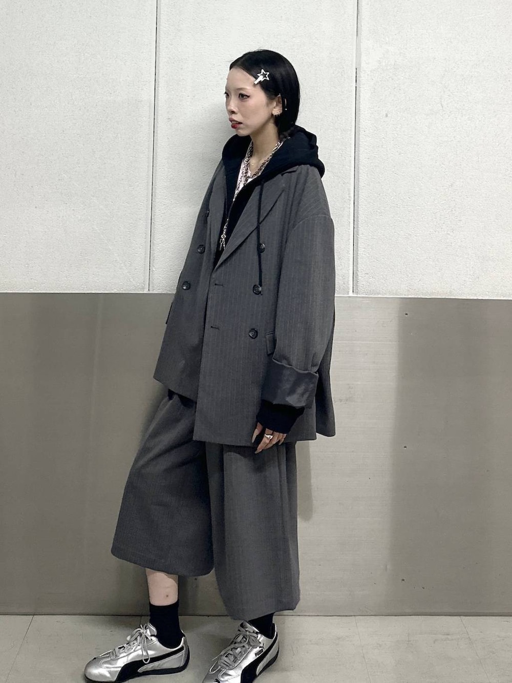 ブラック系のパーカー、ピンク系のTシャツ/カットソー、グレー系のテーラードジャケットを着用したレディースの春コーディネートの3枚目の写真