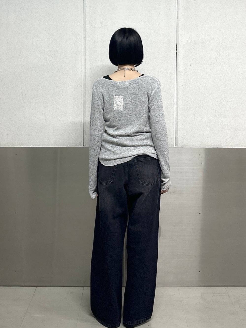 ブラック系のスラックス、ブラック系のTシャツ/カットソー、グレー系のTシャツ/カットソーを着用したレディースの春コーディネートの4枚目の写真