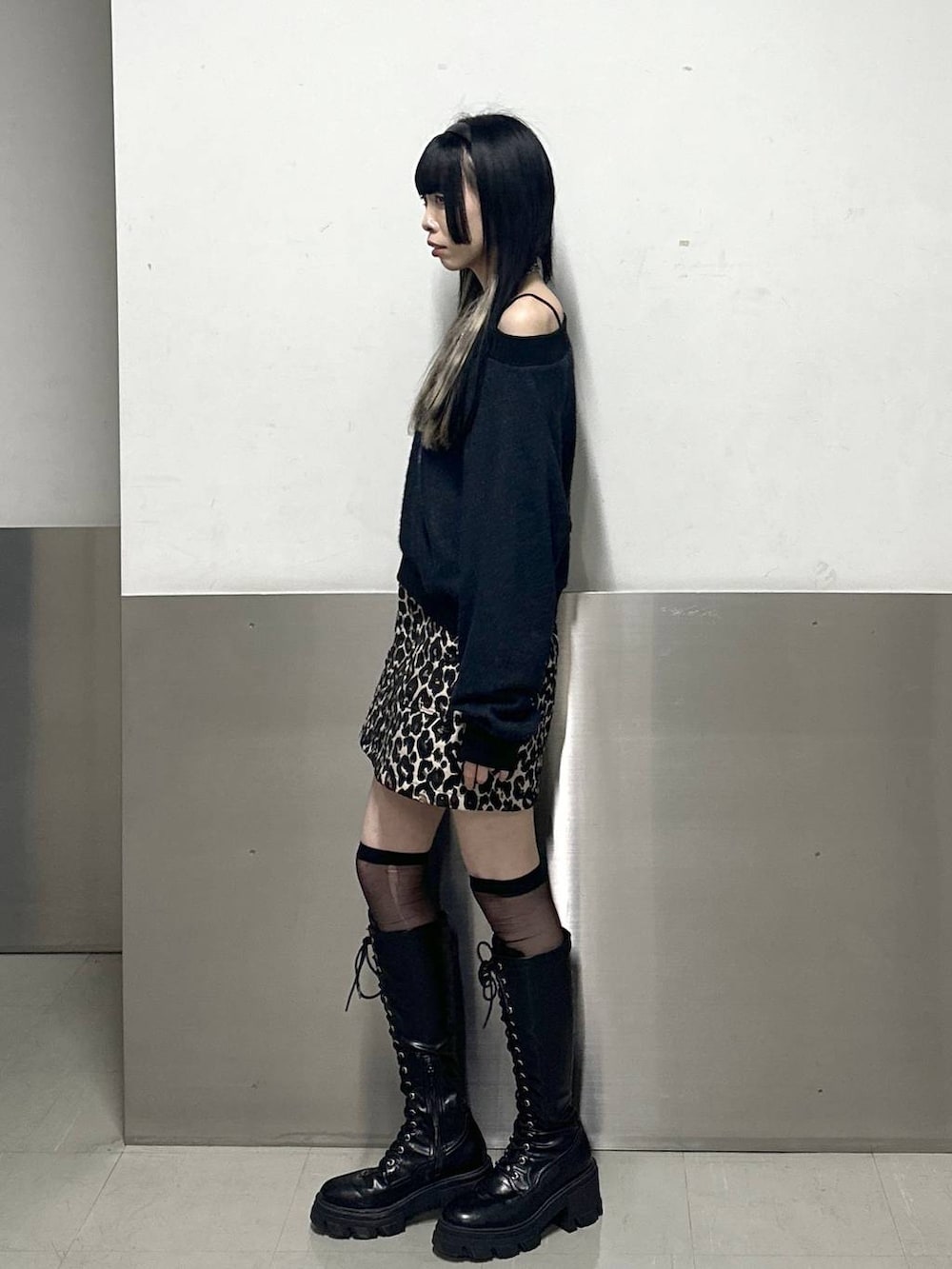 ブラウン系のスカート、ブラック系のスウェット、ブラック系のネックレスを着用したレディースの冬コーディネートの3枚目の写真