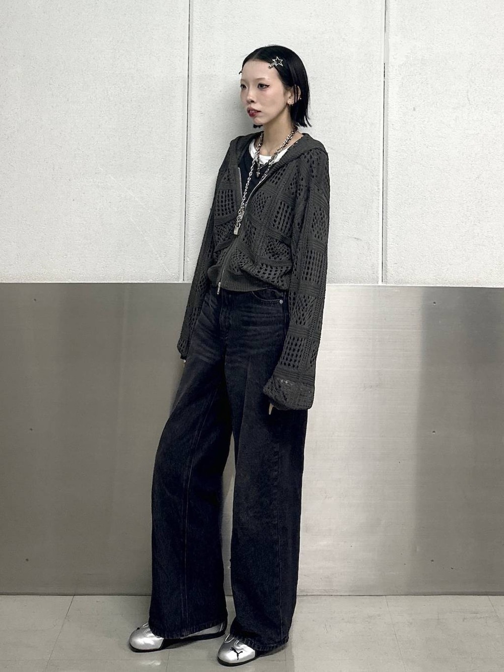 ブラック系のスラックス、ブラック系のTシャツ/カットソー、グレー系のパーカーを着用したレディースの春コーディネートの3枚目の写真