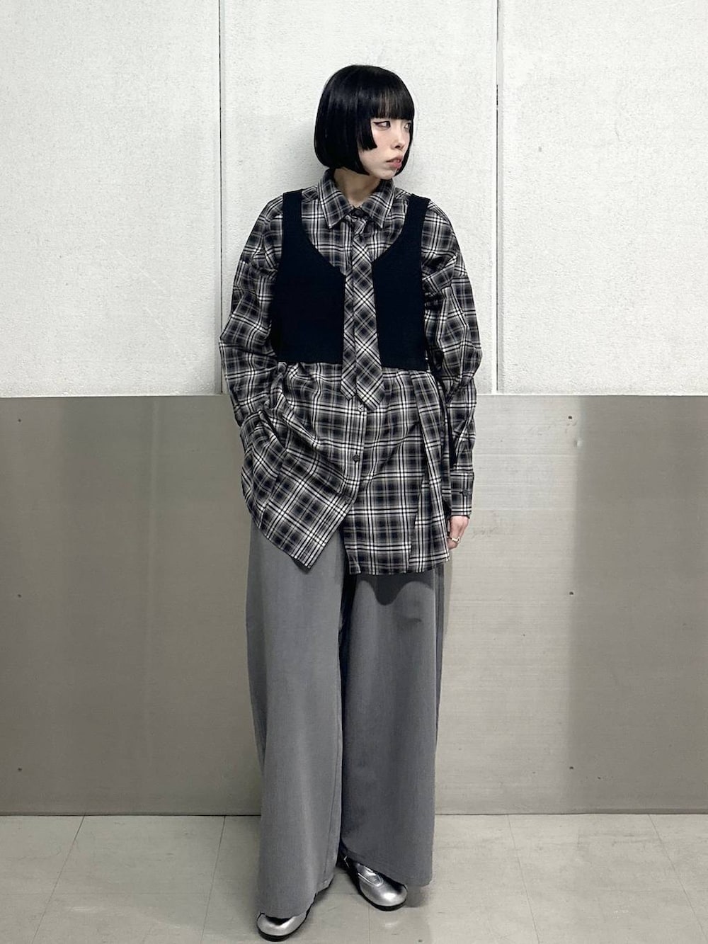 その他のシャツ/ブラウス、グレー系のスラックスを着用したレディースの春コーディネートの2枚目の写真