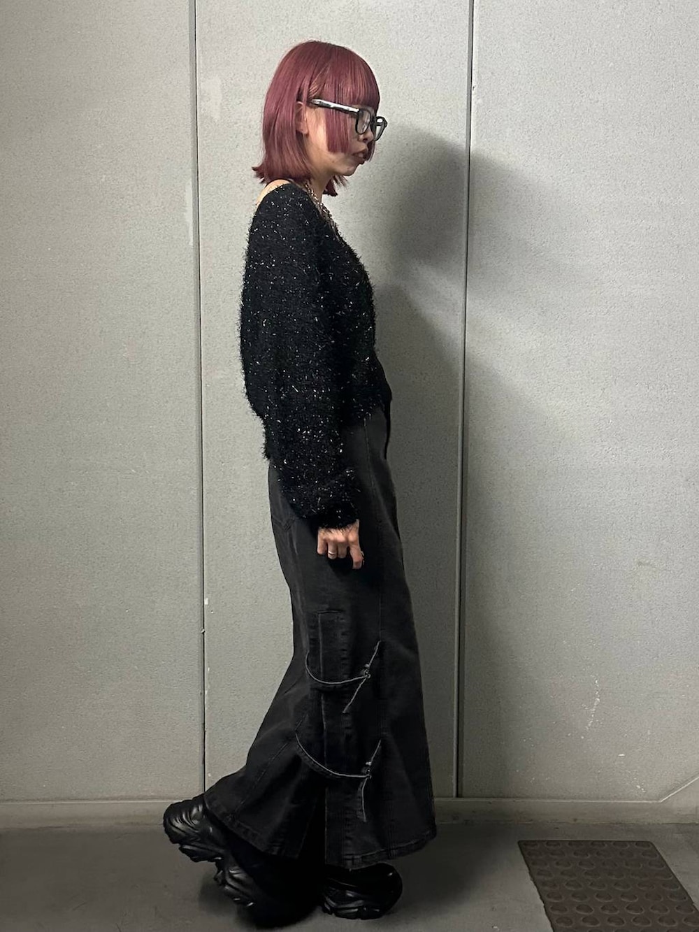 ブラック系のブーツ、ブラック系のデニムスカート、ブラック系のカーディガン/ボレロを着用したレディースの秋コーディネートの3枚目の写真