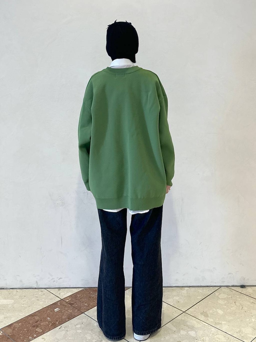 ブラック系のスラックス、ホワイト系のシャツ/ブラウス、グリーン系のカーディガン/ボレロを着用したレディースの春コーディネートの4枚目の写真