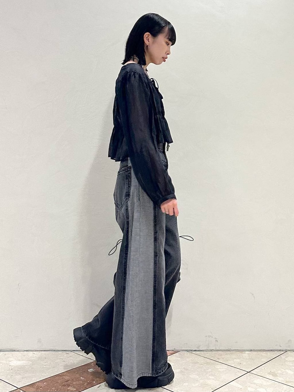 ブラック系のシャツ/ブラウス、ブラック系のデニムパンツ、ブラック系のショルダーバッグを着用したレディースの冬コーディネートの3枚目の写真