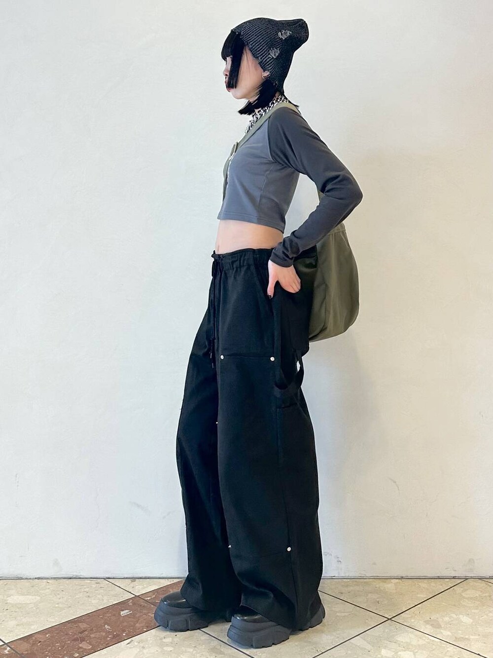 グレー系のTシャツ/カットソー、ブラック系のその他パンツ、ブルー系のショルダーバッグを着用したレディースの春コーディネートの3枚目の写真