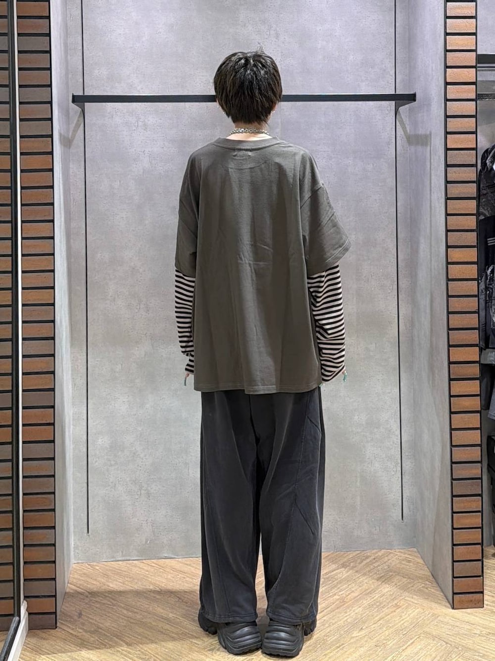 ブラック系のスウェットパンツ、ブラック系のスニーカー、グリーン系のTシャツ/カットソーを着用したレディースの夏コーディネートの4枚目の写真