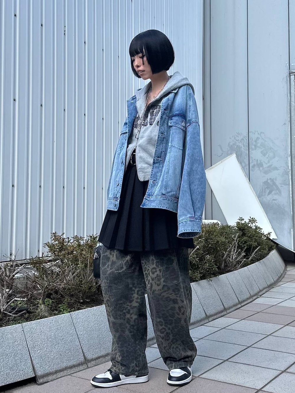 ブラック系のその他パンツ、グリーン系のデニムパンツ、ブルー系のブルゾンを着用したレディースの冬コーディネートの2枚目の写真