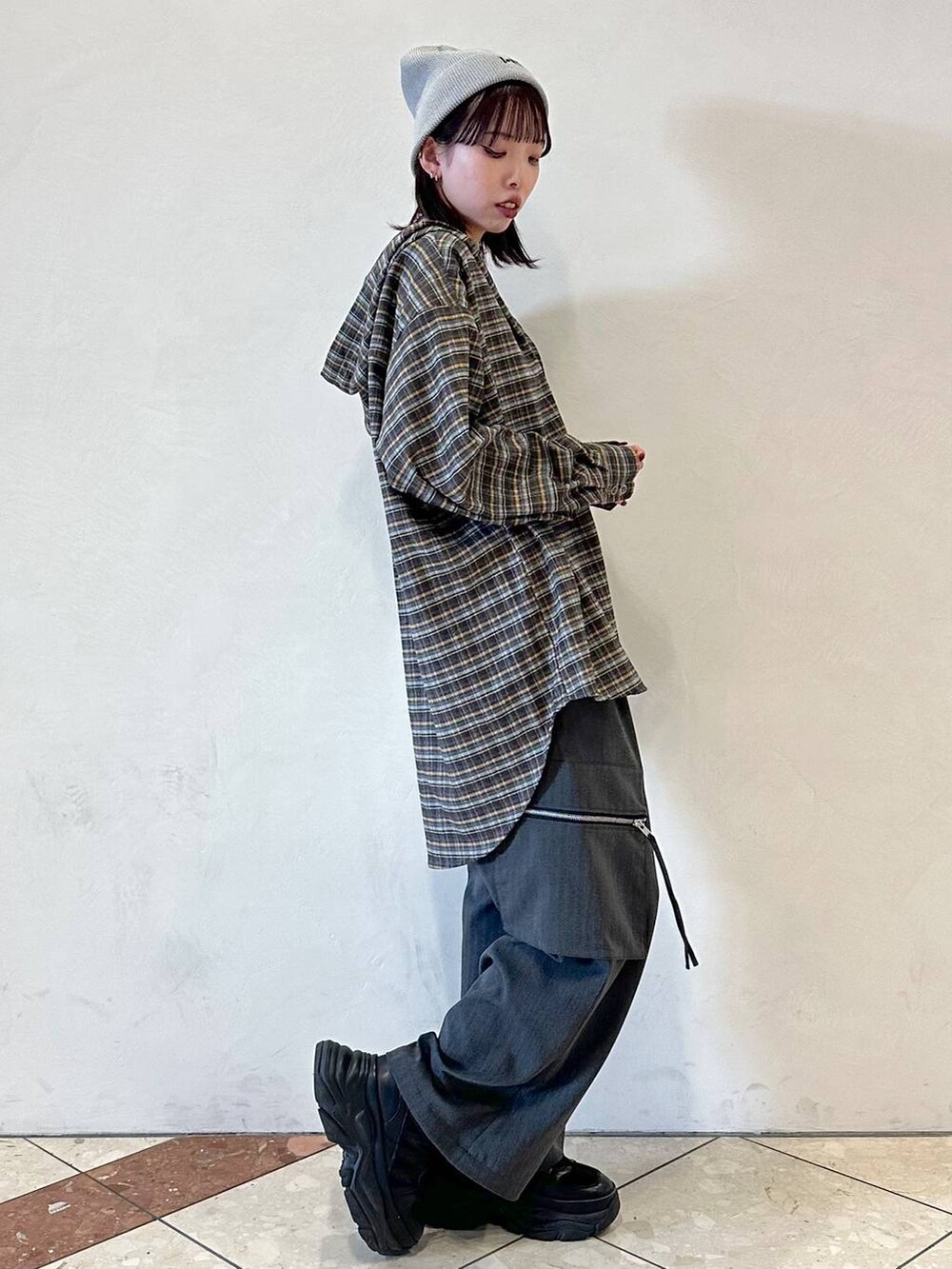 ブラック系のスニーカー、ブルー系のシャツ/ブラウス、ブラック系のネックレスを着用したレディースの冬コーディネートの3枚目の写真