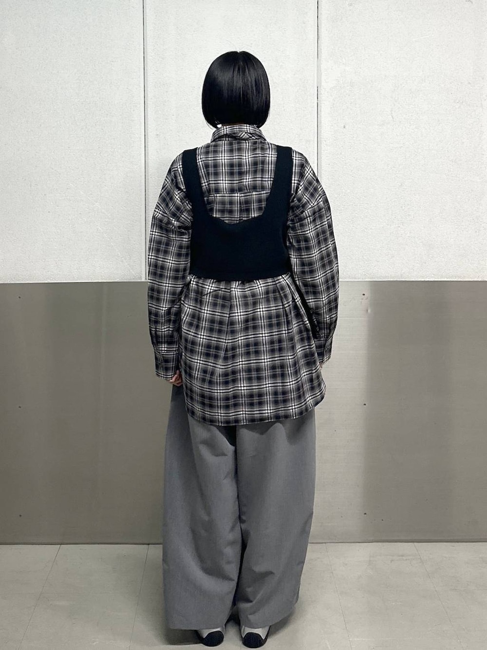 その他のシャツ/ブラウス、グレー系のスラックスを着用したレディースの春コーディネートの3枚目の写真