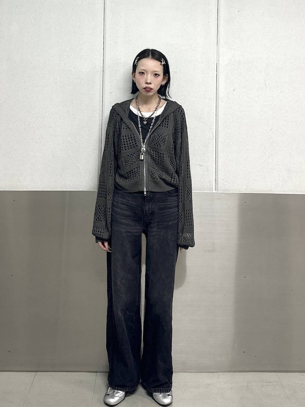 ブラック系のスラックス、ブラック系のTシャツ/カットソー、グレー系のパーカーを着用したレディースの春コーディネートの2枚目の写真