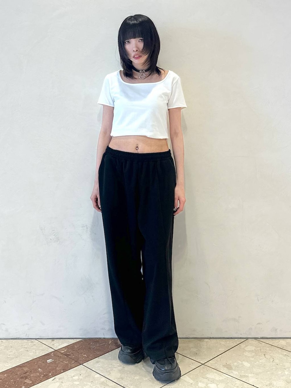ブラック系のスニーカー、ホワイト系のTシャツ/カットソー、ブラック系のその他パンツを着用したレディースの夏コーディネートの2枚目の写真