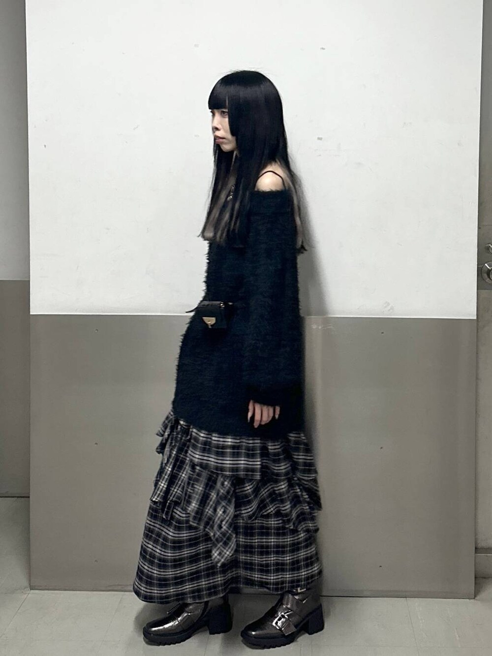 その他のブーツ、ブラック系のスカート、ブラック系のワンピースを着用したレディースの冬コーディネートの3枚目の写真