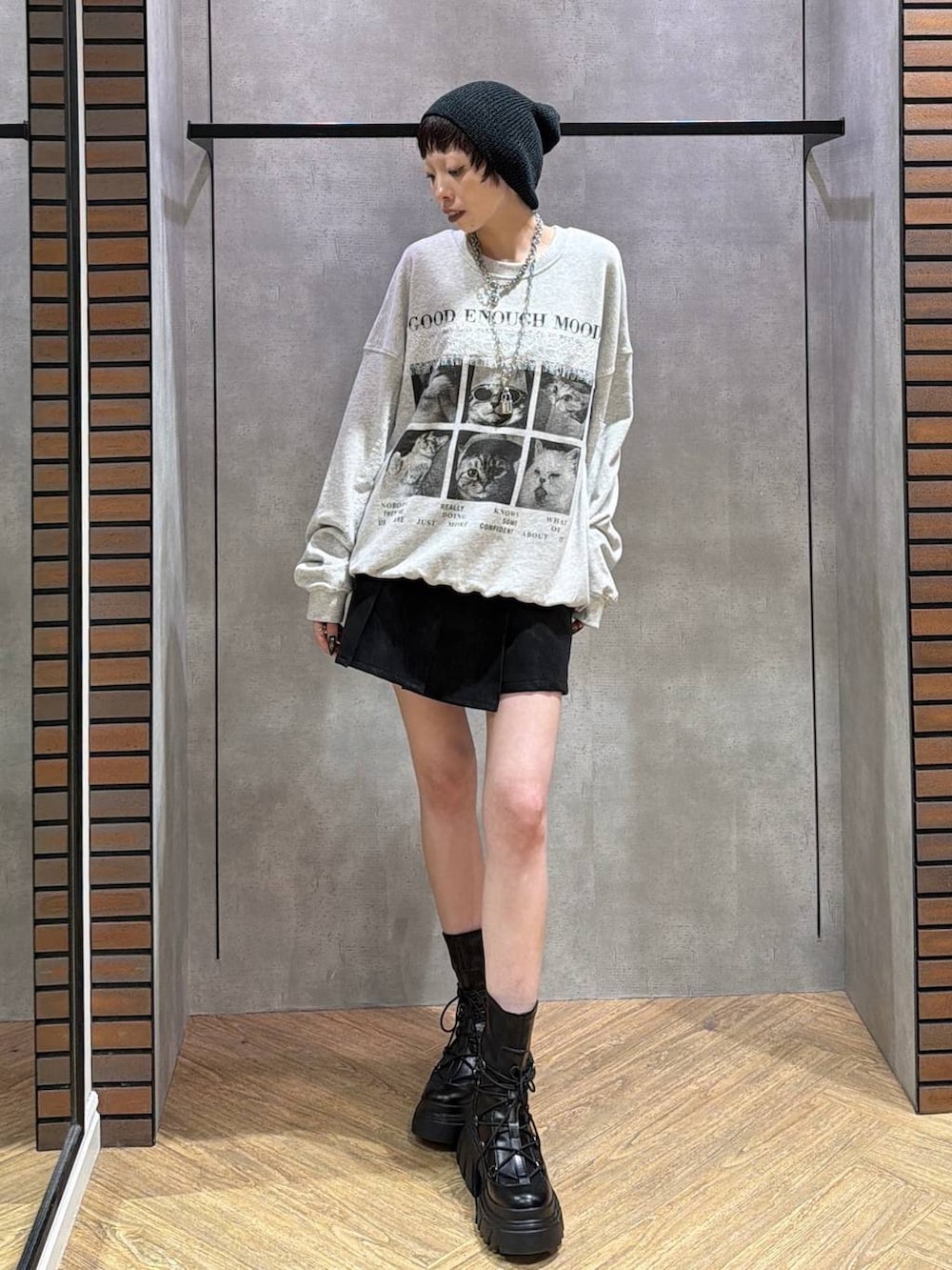ブラック系のブーツ、ブラック系のその他パンツ、グレー系のスウェットを着用したレディースの秋コーディネートの2枚目の写真