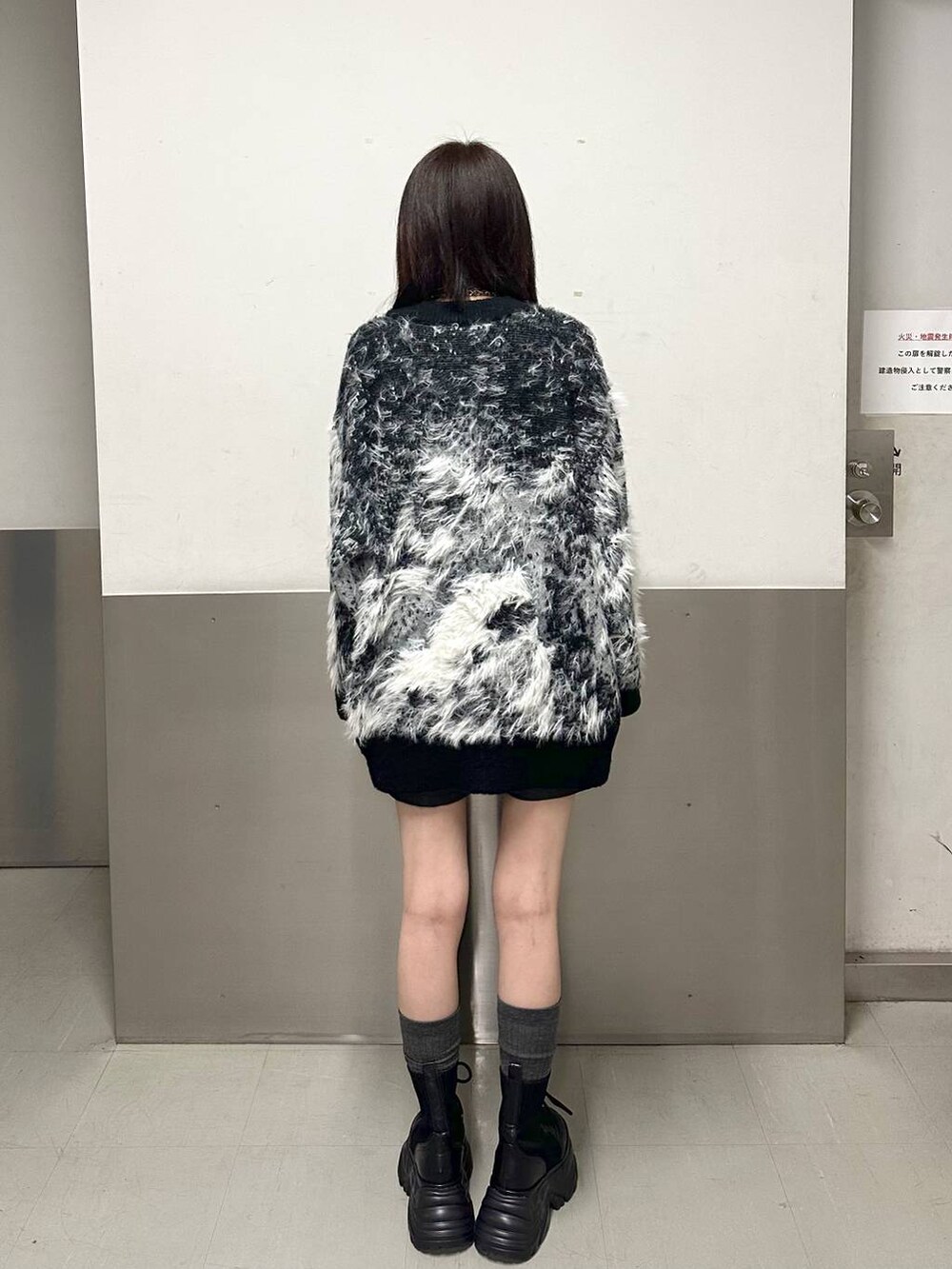 ブラック系のブーツ、ブラック系のカーディガン/ボレロ、ブラック系のその他パンツを着用したレディースの秋コーディネートの4枚目の写真