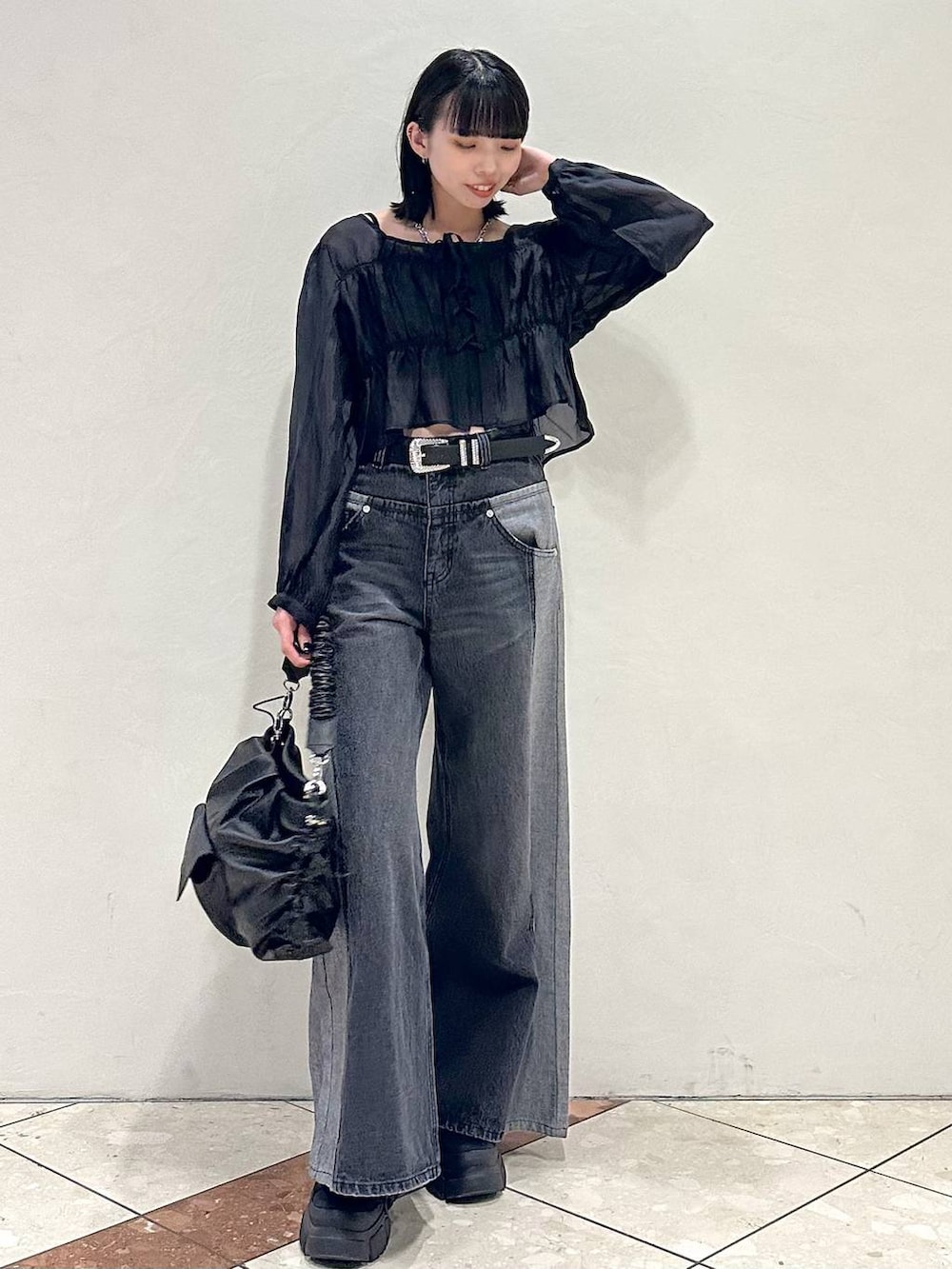 ブラック系のシャツ/ブラウス、ブラック系のデニムパンツ、ブラック系のショルダーバッグを着用したレディースの冬コーディネートの2枚目の写真