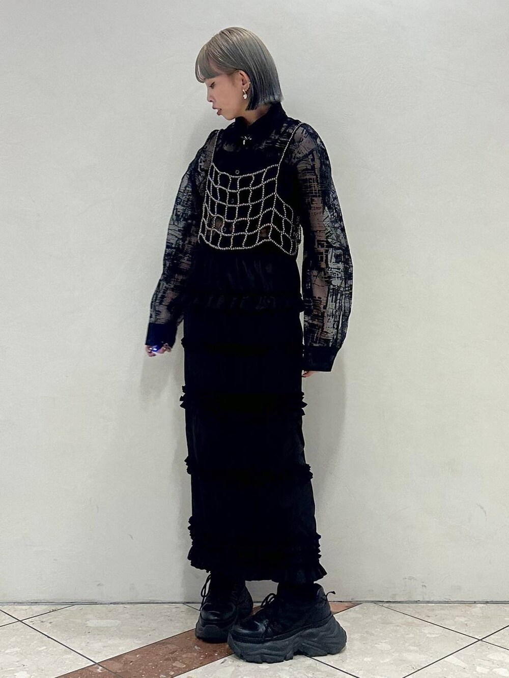 ブラック系のスニーカー、ブラック系のスカート、ブラック系のシャツ/ブラウスを着用したレディースの夏コーディネートの2枚目の写真