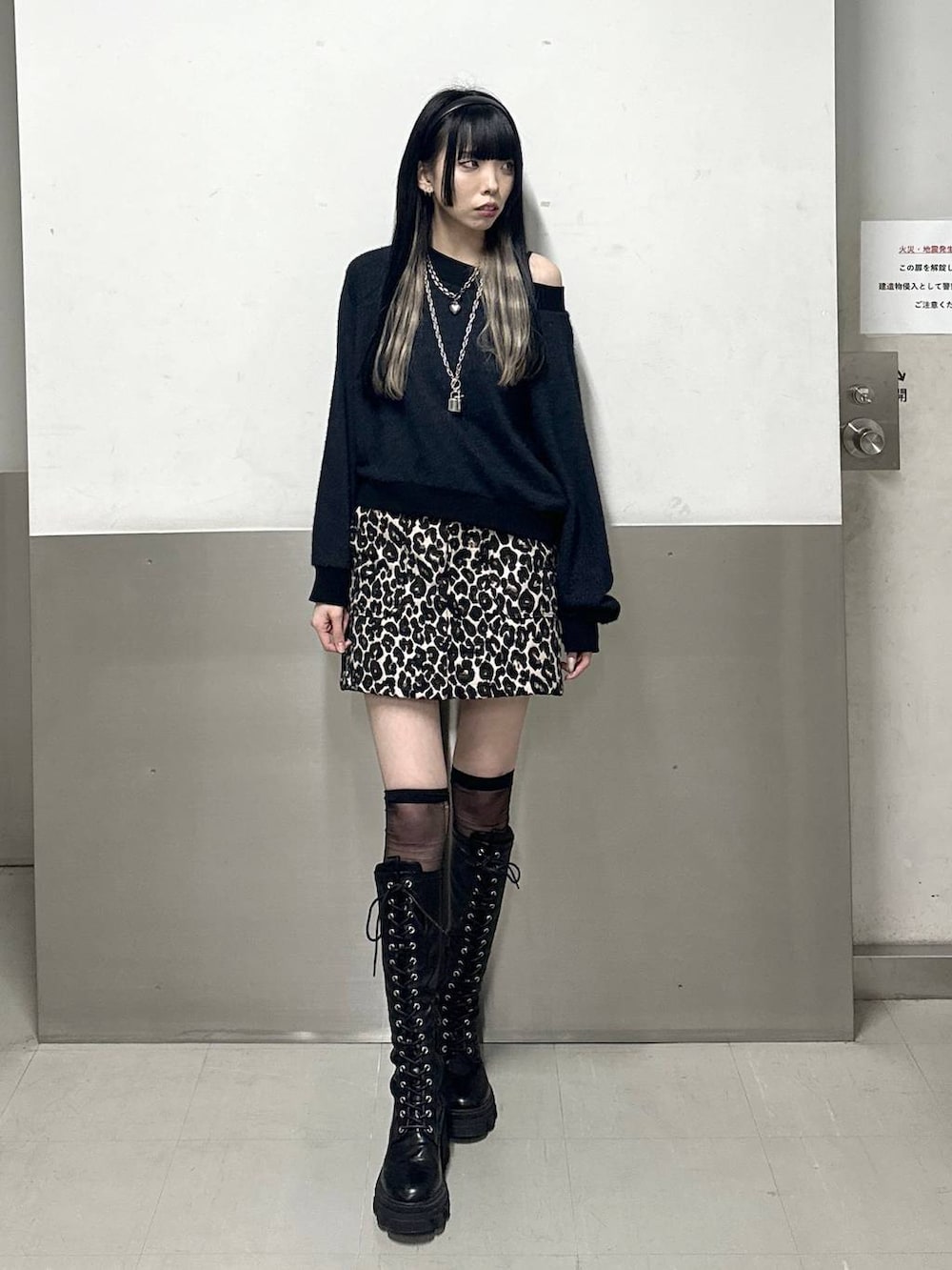 ブラウン系のスカート、ブラック系のスウェット、ブラック系のネックレスを着用したレディースの冬コーディネートの2枚目の写真