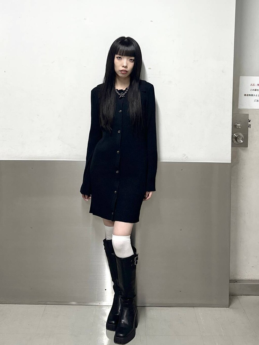 ブラック系のブーツ、ブラック系のワンピース、ブラック系のネックレスを着用したレディースの秋コーディネートの2枚目の写真