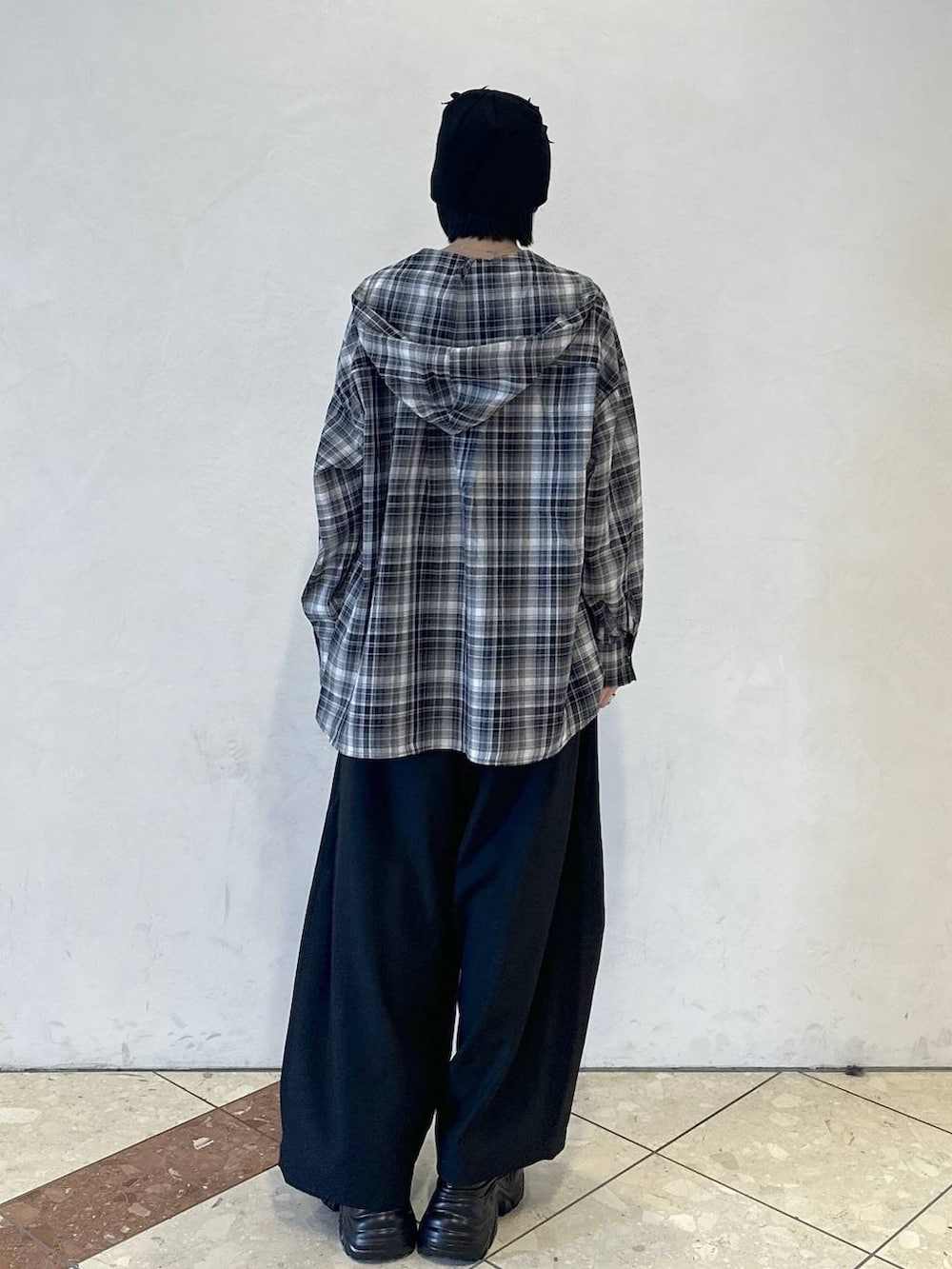 ブラック系のスニーカー、ブラック系のシャツ/ブラウス、ブラック系のスラックスを着用したレディースの春コーディネートの4枚目の写真