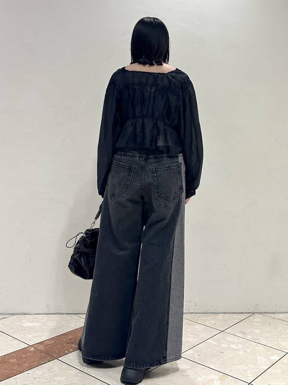 ブラック系のシャツ/ブラウス、ブラック系のデニムパンツ、ブラック系のショルダーバッグを着用したレディースの冬コーディネートの4枚目の写真