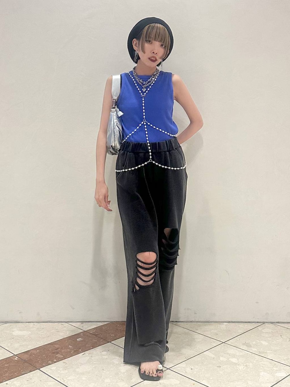 ブルー系のタンクトップ、シルバー系のショルダーバッグ、ブラック系のその他パンツを着用したレディースの夏コーディネートの2枚目の写真