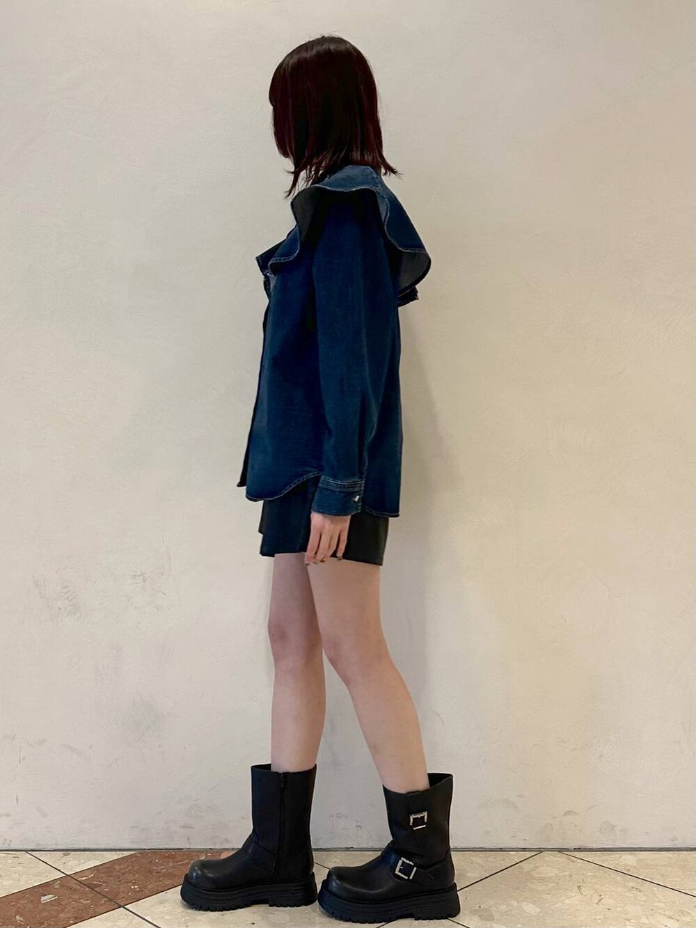 ブルー系のシャツ/ブラウス、ブラック系のブーツ、ブラック系のその他パンツを着用したレディースの冬コーディネートの3枚目の写真