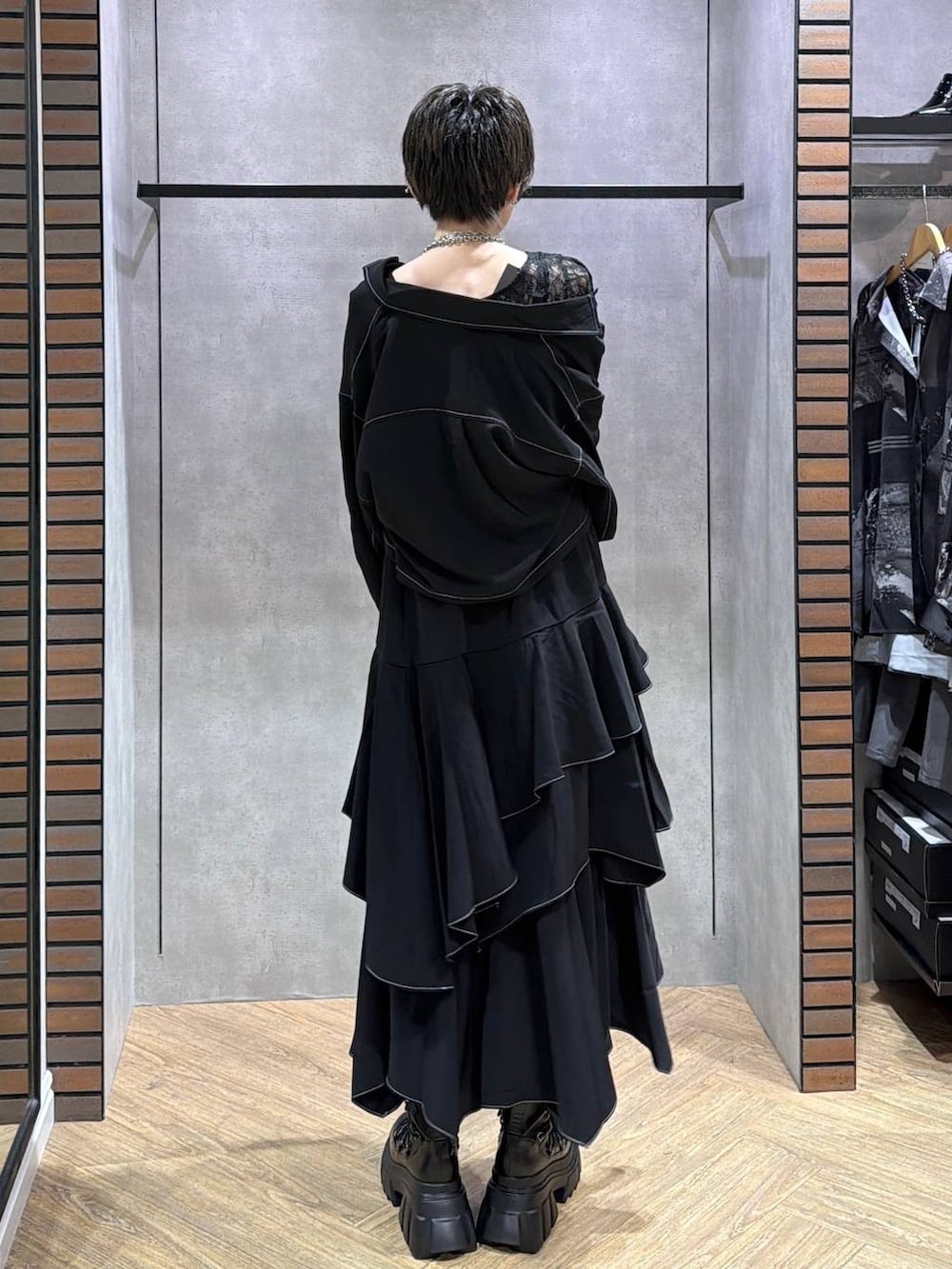 ブラック系のブーツ、ブラック系のスカート、ブラック系のシャツ/ブラウスを着用したレディースの夏コーディネートの4枚目の写真