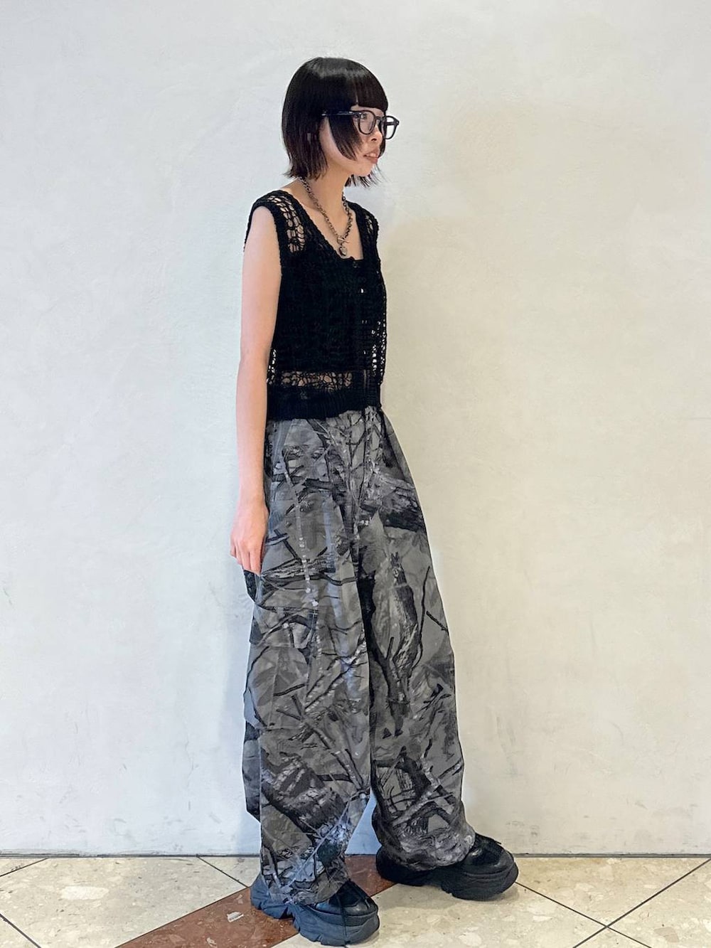 ブラック系のスニーカー、グレー系のカーゴパンツ、ブラック系のTシャツ/カットソーを着用したレディースの夏コーディネートの3枚目の写真