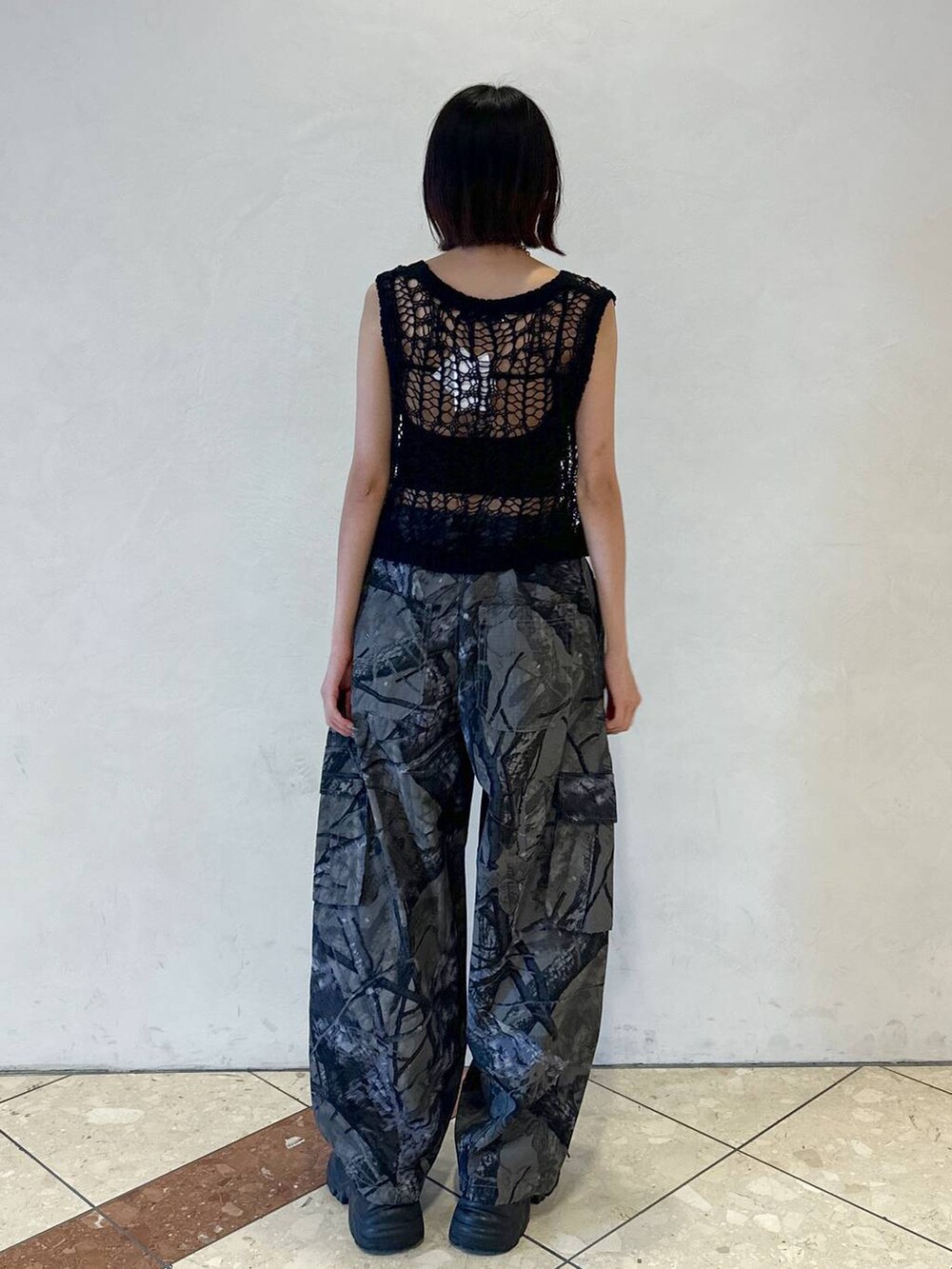 ブラック系のスニーカー、グレー系のカーゴパンツ、ブラック系のTシャツ/カットソーを着用したレディースの夏コーディネートの4枚目の写真
