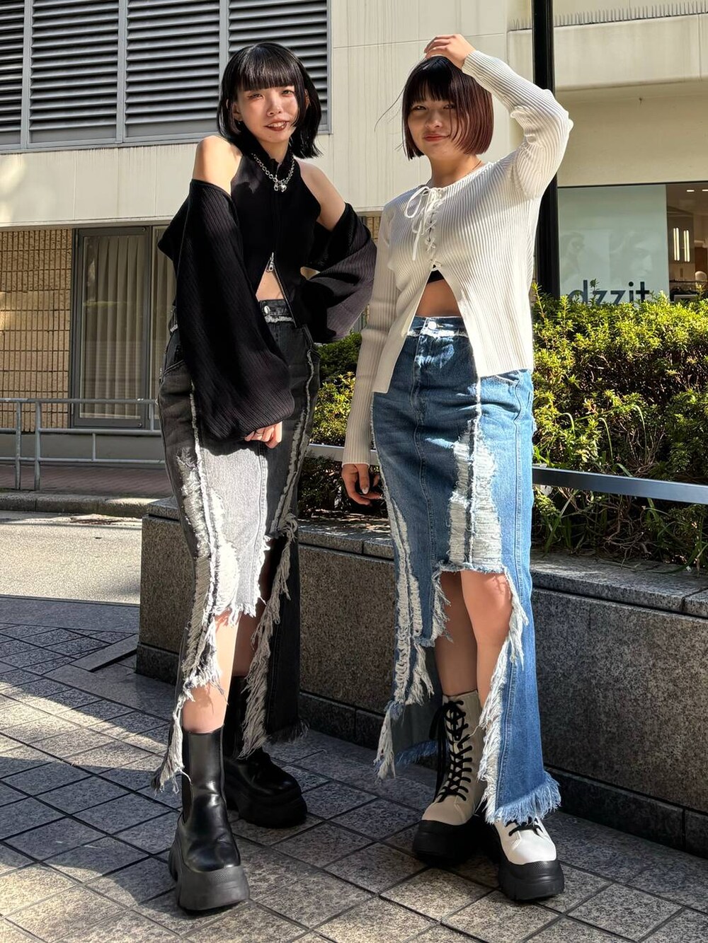 ホワイト系のニット/セーター、ブラック系のブーツ、ホワイト系のブーツを着用したレディースの春コーディネートの3枚目の写真