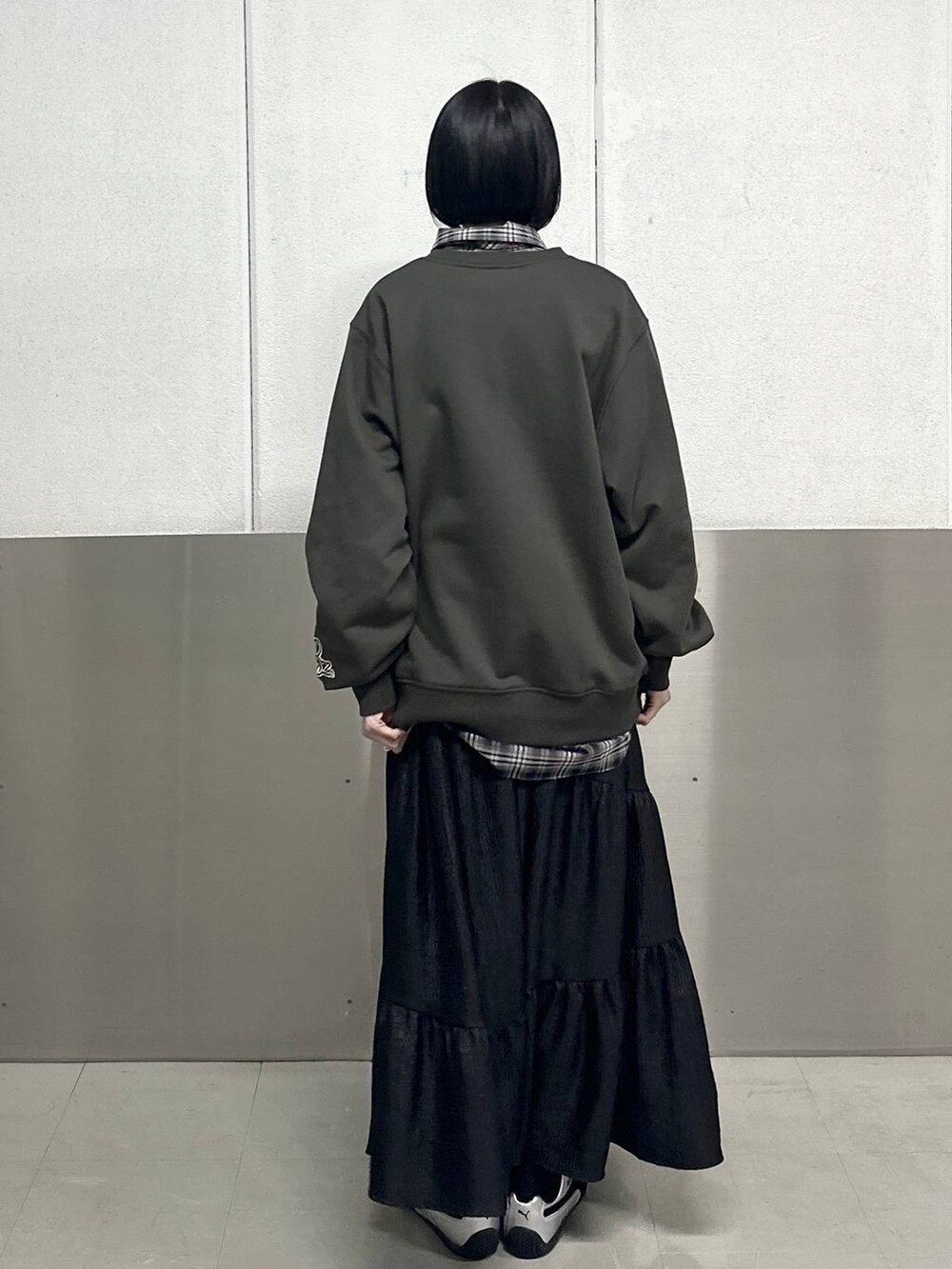 その他のシャツ/ブラウス、ブラック系のスカート、グレー系のスウェットを着用したレディースの春コーディネートの4枚目の写真