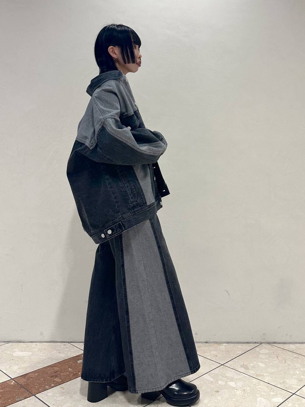 ブラック系のTシャツ/カットソー、ブラック系のデニムジャケット、ブラック系のブーツを着用したレディースの冬コーディネートの3枚目の写真