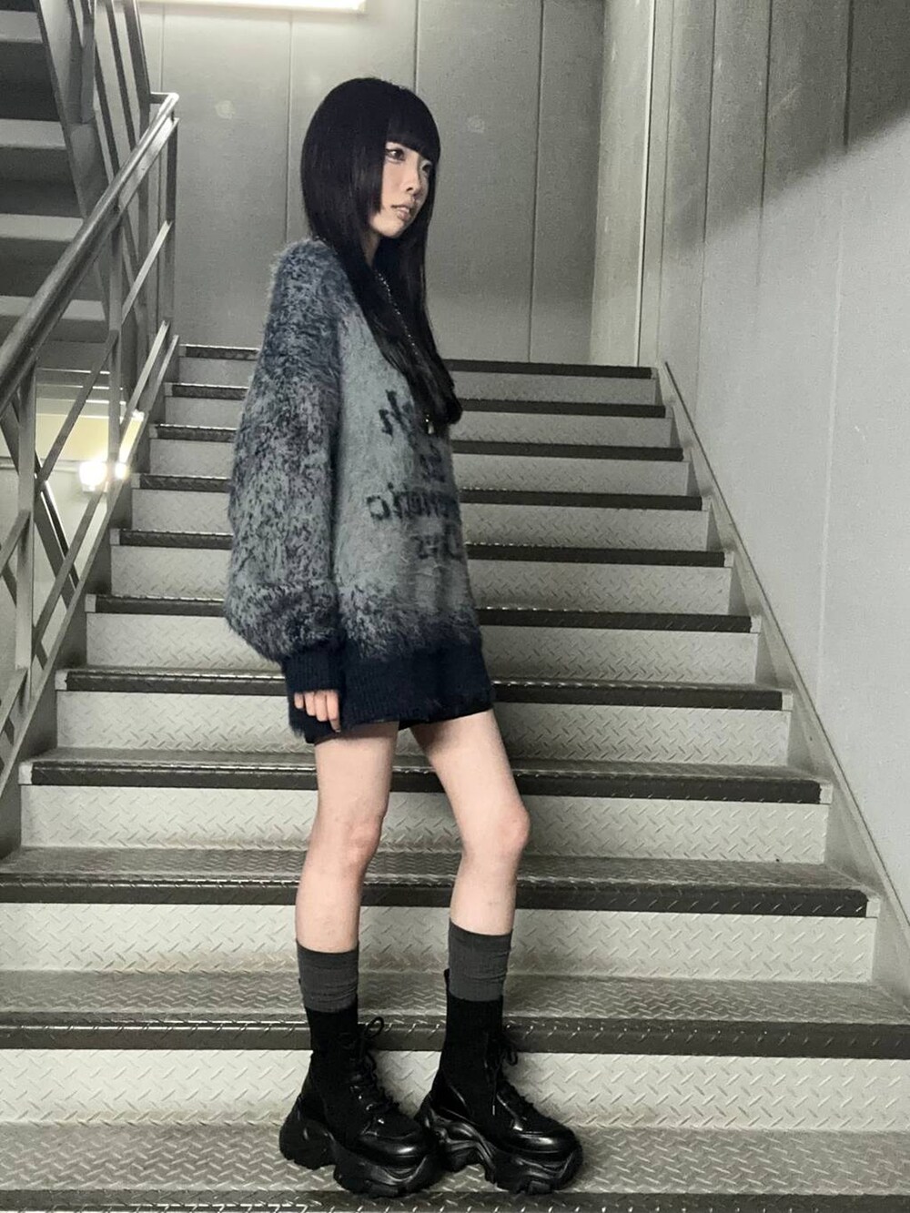 ブラック系のブーツ、ブルー系のニット/セーター、ブラック系のその他パンツを着用したレディースの秋コーディネートの3枚目の写真