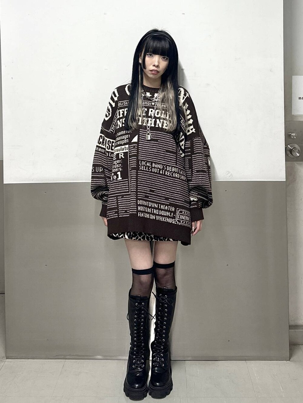 ブラウン系のスカート、ブラウン系のニット/セーター、ブラック系のネックレスを着用したレディースの冬コーディネートの3枚目の写真