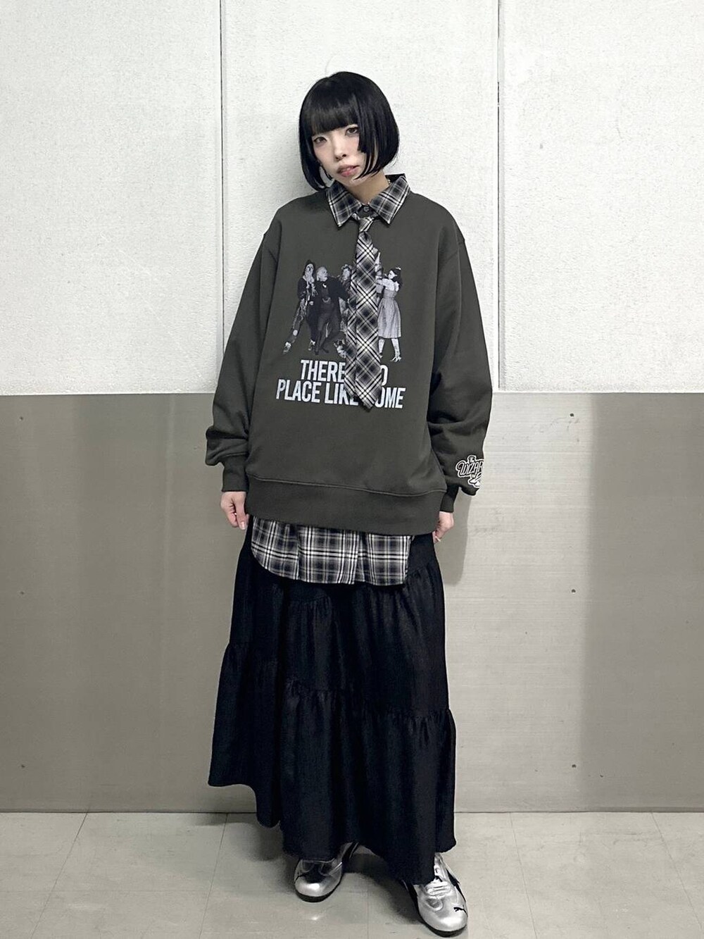その他のシャツ/ブラウス、ブラック系のスカート、グレー系のスウェットを着用したレディースの春コーディネートの2枚目の写真