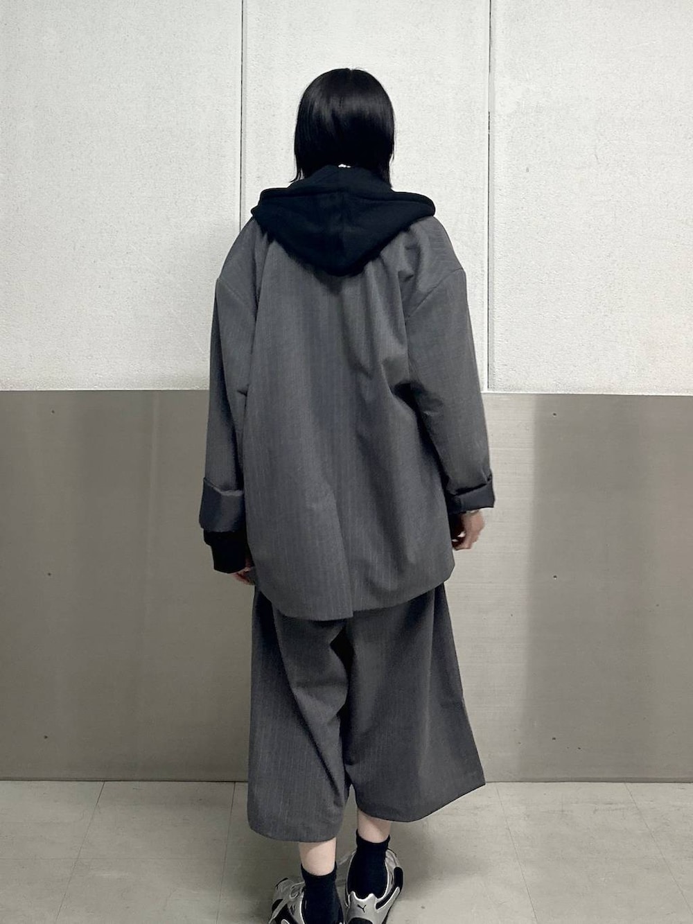 ブラック系のパーカー、ピンク系のTシャツ/カットソー、グレー系のテーラードジャケットを着用したレディースの春コーディネートの4枚目の写真